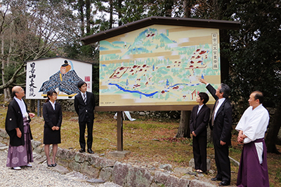 奉納された「日吉山王宮曼荼羅」の前で、記念撮影。 左から　馬渕宮司、橋爪さん、梶浦さん、今岡さん、吉村研究員、須原禰宜