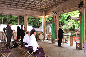 奉告祭　玉串奉納 木村近江学研究所所長に合わせて、大学参加者も拝礼しました。