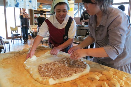 仰木産の大豆で作った手作り納豆に塩味をつけ、羽二重餅で包み、まわりをきなこでまぶします。