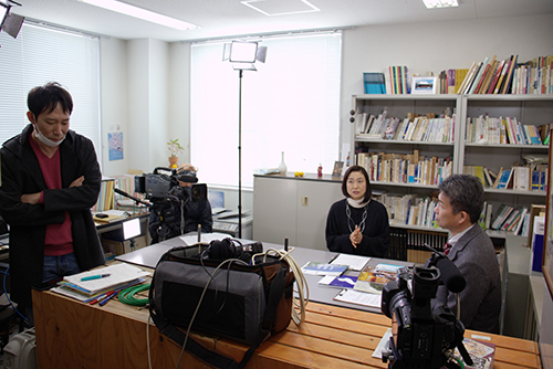 撮影は、成安造形大学の加藤研究室にて行われました。
