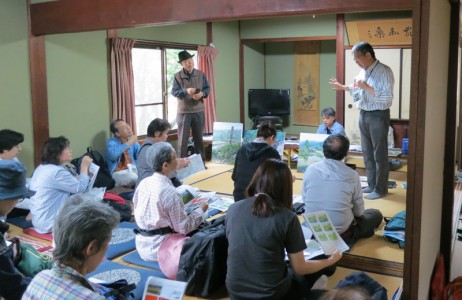 上仰木自治会館にて、はじめに永江研究員から写生についての説明とアドバイスがありました。