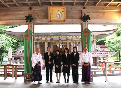 拝殿に掲げられた絵馬の前で記念撮影 左から、馬渕宮司、吉村研究員、今岡さん、橋爪さん、大野さん、須原権禰宜