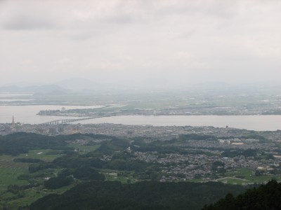 山頂付近から琵琶湖を遠望　右隅に大学が見える