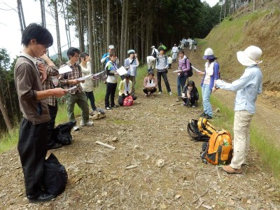 途中休憩。佐藤講師が雑木林と人工林の違いを説明