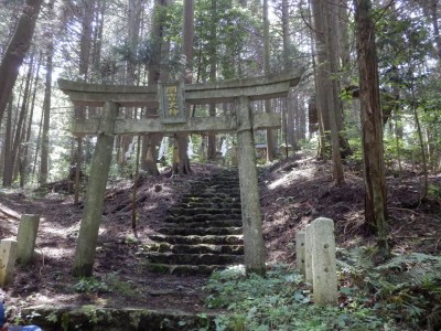 急な斜面を下山。仰木の奥宮である滝壺神社にお参り。白鳳時代に遡る仰木の出発点を確認しました