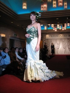 加藤沙知（ファッションデザインコース3年生）がデザインしたウエディングドレス