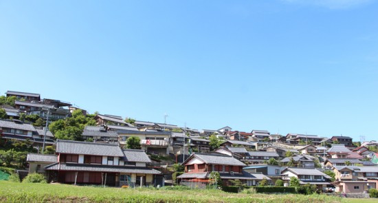 大津市仰木地区。比叡山山麓の尾根沿いに集住する民家群をみる。